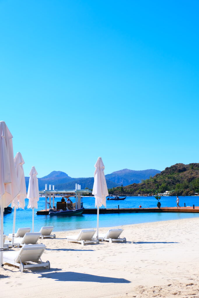 Palm trees and white umbrellas at D Maris Bay