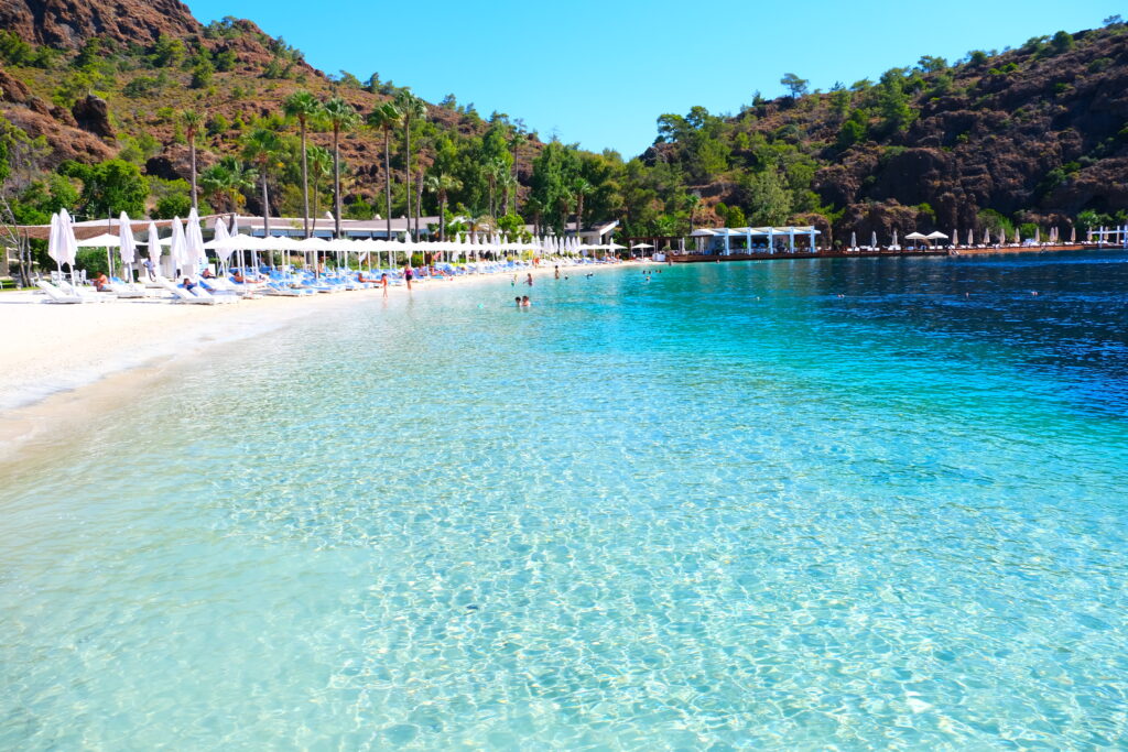 Turquoise water and white sand at D Maris Bay
